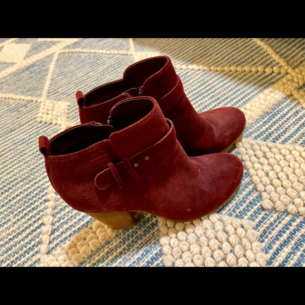 Michael Shannon Booties in Wine. Size 9. Lightly scuffed. Great Condition
